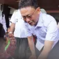 Sebanyak 151 penyandang disabilitas menerima bantuan paket berisi sembako, nutrisi dan perlengkapan kebersihan diri dari Kementerian Sosial melalui Sentra Antasena Magelang. Bantuan diserahkan secara simbolis oleh Wali Kota Pontianak Edi Rusdi Kamtono kepada 10 penyandang disabilitas di halaman depan Kantor Wali Kota, Rabu (19/11/2025). - foto Pemkot Pontianak